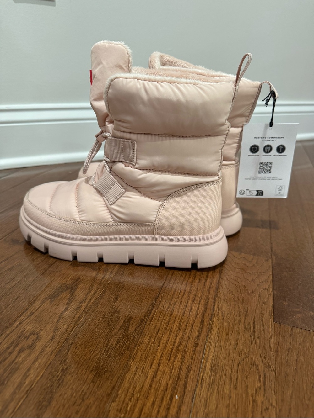NWT Hunter Womens Moon Lug Sole Insulated Waterproof Booties in light natural - Picture 8 of 13